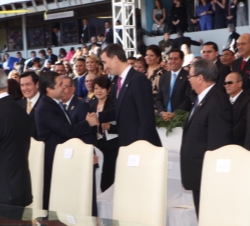 Don Felipe saluda al presidente electo de Honduras, Juan Orlando Hernández, durante la Ceremonia de Traspaso de Mando Presidencial